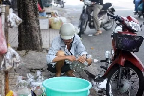 “ Chợ côn trùng” thực chất chỉ là vài ba hàng quán bên vỉa hè của những người dân đến từ Hóc Môn – một nơi họ có thể đem thứ đặc sản đồng quê khó lòng kiếm được ở chốn thành thị này đó là côn trùng, sâu bọ. Và thứ đặc sản ấy đã thu hút những vị khách tới chợ cũng đặc biệt không kém – những người đàn ông có sở thích nuôi chim, chơi đá gà, hay đơn giản là muốn có những thứ độc lạ trên bàn nhậu của mình.