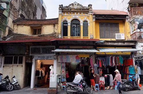 Kiểu nhà với mái ngói cổ kính của người Hoa xen lẫn kiến trúc kiểu Pháp phía trên những cửa hiệu thời trang trên phố Hàng Ngang.
