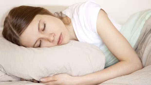 1. Giặt vỏ gối ít nhất 1 tuần một lần là một cách chữa mụn cực nhanh mà không cần đụng đến mụn: Dù rửa mặt sạch sẽ mỗi đêm nhưng nếu bạn lại tiếp tục áp mặt lên chiếc gối tích tụ dầu bẩn từ những hôm trước sẽ không hiệu quả.