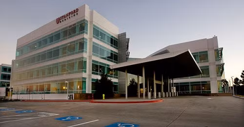Bệnh viện Stanford: Bệnh viện này nằm ở California và được biết đến rộng rãi trong việc chẩn đoán và điều trị ung thư và các chuyên ngành khác như cấy ghép nội tạng, thuốc tim mạch, phẫu thuật và giải phẫu thần kinh. Bệnh viện này có đội ngũ nhân viên và cơ sở vật chất hiện đại. Ngoài ra, nó còn sử dụng máy bay trực thăng cùng với hai y tá để cấp cứu bệnh nhân trong những trường hợp khẩn cấp.