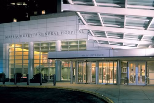 Bệnh viện đa khoa Massachusetts: Là một trong những bệnh viện điều trị và nghiên cứu ung thư hàng đầu nằm trong khu West End của Boston, Massachusetts. Đây là bệnh viện lớn thứ ba tại Hoa Kỳ với 1057 giường bệnh. Nó cung cấp dịch vụ chuẩn đoán bệnh sớm và điều trị bệnh ở bất kỳ giai đoạn nào từ ung thư vú, ung thư xương, ung thư bàng quang và nhiều loại ung thư khác.