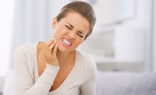 13. Cắn một miếng bông ngâm dầu đinh hương. Trong tất cả các phương pháp chữa đau răng tại nhà, dầu đinh hương là tốt nhất. Nó có tính kháng khuẩn, chống oxy hóa, chống viêm, và thậm chí có thể gây mê, giúp giảm đau và chống nhiễm trùng hiệu quả. Bạn cần ngâm một miếng bông và đặt vào vùng sưng trong miệng của bạn, sau đó nhẹ nhàng cắn xuống. Chất làm giảm đau này có nhiều lợi ích khác như ngăn ngừa sâu răng và thậm chí làm giảm hôi miệng. 