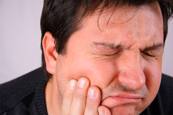 9. Hạn chế thực phẩm chứa axit phytic. Theo các nha sĩ, các loại thực phẩm có chứa nhiều axit phytic là các loại hạt, ngũ cốc, đậu, có tác động tiêu cực đến răng và xương. Loại axit này ức chế sự hấp thụ phốt pho cùng với các khoáng chất khác như magiê, canxi, kẽm và sắt. Vì vậy, răng của bạn sẽ bị yếu đi, tạo cơ hội cho vi khuẩn tấn công. Để ngăn chặn tình trạng này xảy ra, hãy giảm lượng tiêu thụ các loại thực phẩm trên.