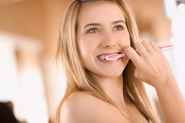 10. Sử dụng loại kem đánh răng tốt. Đánh răng thường xuyên là việc làm rất quan trọng để giảm đau răng. Trên thực tế, sử dụng kem đánh răng quá lâu và không phù hợp có thể gây đau răng. Bạn nên chọn kem đánh răng nhẹ dịu và thay đổi loại kem đánh răng thường xuyên. Ngoài ra, bạn cần thay thế bàn chải sau 3 tháng sử dụng để bảo vệ sức khỏe răng miệng.