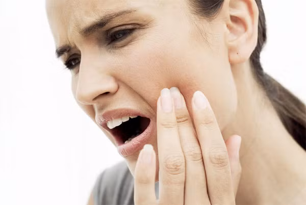 8. Xử lý bằng florua. Bạn có thể sử dụng florua khi răng chớm bị đau để bảo vệ răng và làm cho men răng trắng sáng. Bạn chỉ mất 3 đến 5 phút để nhỏ dung dịch florua vào chiếc răng đau, cơn đau sẽ dịu nhanh chóng.
