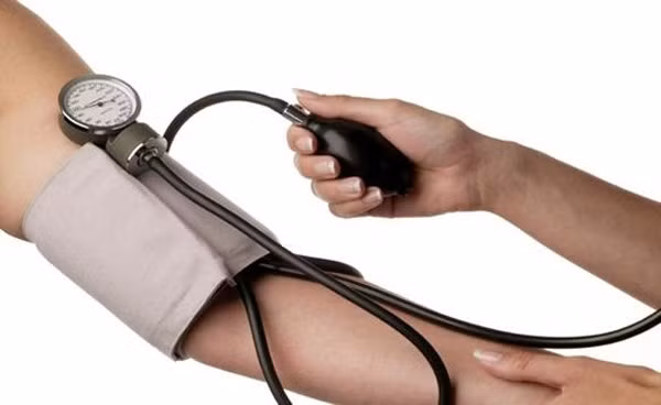 Giảm huyết áp. Muối tỏi, giống như các dạng khác của tỏi, có thể giúp giảm huyết áp. Tỏi có chứa hợp chất làm giãn các mạch máu, từ đó giúp giảm bớt lưu lượng máu và sau đó làm giảm huyết áp. 