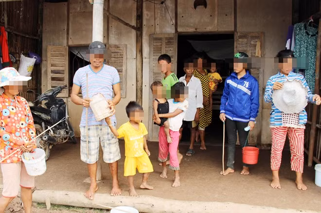 Những thành viên trong gia đình bà Nguyễn chuẩn bị đi mò cua, bắt ốc vào sáng sớm mỗi ngày. Ảnh: Việt Tường. Những thành viên trong gia đình bà Nguyễn chuẩn bị đi mò cua, bắt ốc vào sáng sớm mỗi ngày. Ảnh: Việt Tường.