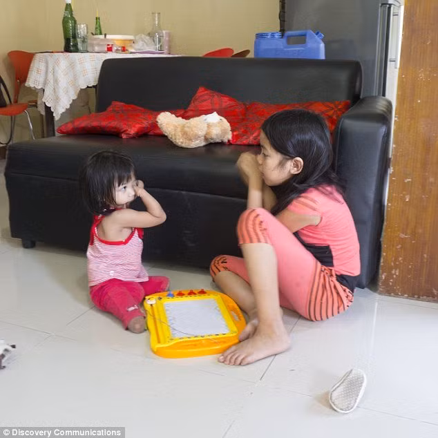 Nu cuoi ban linh cua co be khong mieng, khong tay chan-Hinh-3