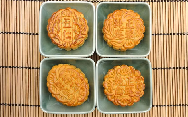 Bánh nướng: Đây là món bánh truyền thống cho lễ hội Trung Thu của Trung Quốc, thường được dùng để cúng hoặc làm quà tặng cho người thân, bạn bè và đối tác. Bánh có lớp vỏ bột được in khuôn theo các mẫu hoa văn tinh tế, phần nhân có đủ loại phong phú, từ đậu xanh, đậu đỏ, trứng muối, thịt nướng, tới dâu, mè đen...