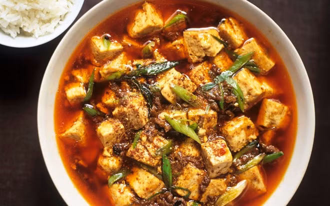 Đậu phụ Tứ Xuyên: Tứ Xuyên không chỉ nổi tiếng với món lẩu cay mà còn có một món dùng với cơm được nhiều người yêu thích. Món đậu phụ Tứ Xuyên gồm thịt băm, tương đậu đen, đậu phụ xắt miếng vuông, cho nhiều ớt và hành tươi.