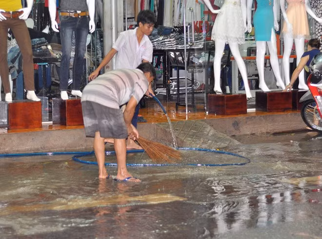 Theo UBND TP Biên Hòa, thành phố này hiện có 20 điểm thường xảy ra ngập nặng mỗi khi mưa lớn. Nguyên nhân là hệ thống mương thoát nước nhỏ, không thoát nước kịp. Các dự án xây dựng cống thoát nước tránh ngập tại thành phố vẫn chưa thực hiện được do thiếu vốn.