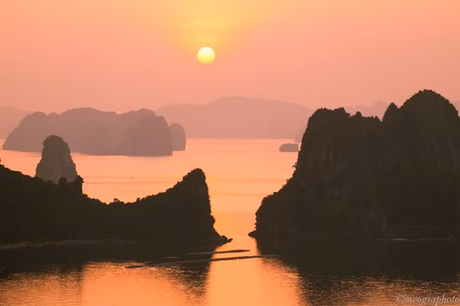 Vinh Ha Long dep trang le va tuyet dieu nhin tu tren cao