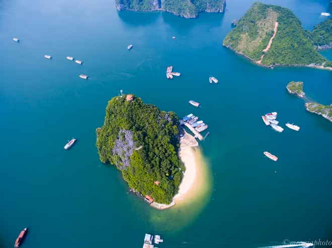 Đảo Titop, nơi có bãi tắm nổi tiếng với cát trắng và làn nước xanh biếc, luôn là điểm dừng chân được yêu thích của du khách khi tham quan vịnh Hạ Long.