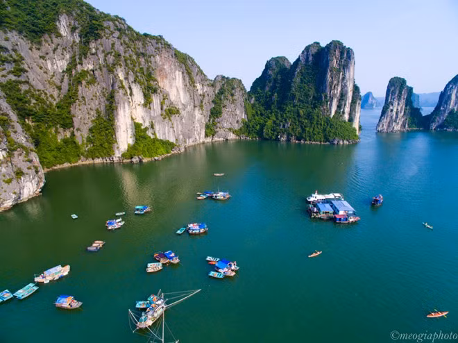 Làng chài Ba Hang cũng là một điểm dừng chân yêu thích của du khách. Ngoài việc tìm hiểu cuộc sống của người dân, bạn còn có thể chèo thuyền kayak thăm quan những hang động gần ngay đó.