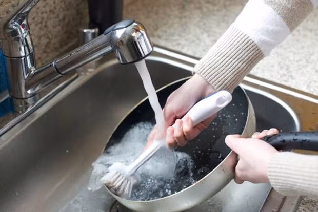 Rửa chảo khi còn quá nóng. Các chuyên gia lưu ý người dùng, không nên rửa chảo chống dính khi vừa chiên rán xong. Bởi nhiệt độ thay đổi đột ngột dễ khiến chảo bị biến dạng và bong tróc lớp chống dính. 