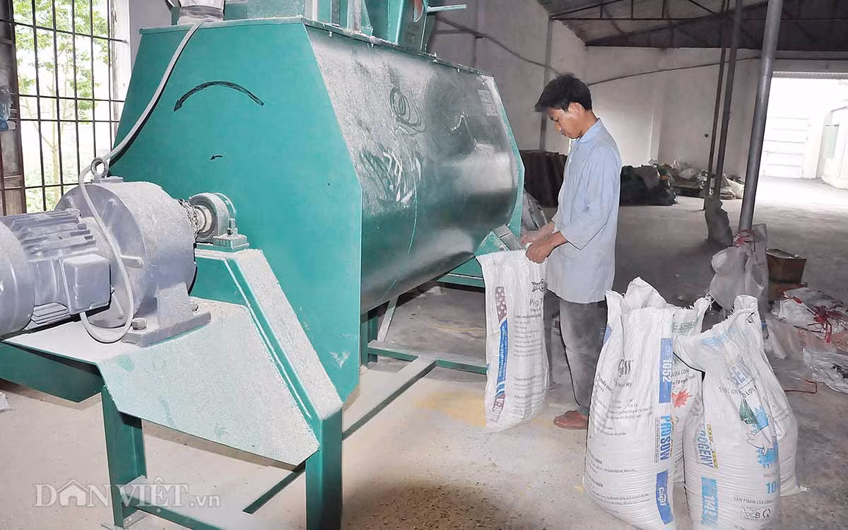 Khu nhà sản xuất thức ăn: Tại “chung cư” lợn, có khu nhà sản xuất thức ăn riêng, phần lớn những thức ăn cho các loại lợn đều được ông Long nghiên cứu và sản xuất bằng nguyên liệu tự nhiên, gồm các phụ phẩm nông nghiệp như ngô, khoai, sắn, rau các loại…
