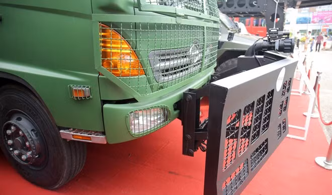 Xe đặc chủng JCR-6500 được trang bị Hệ thống chiến đấu kiểm soát bạo động nhiều lựa chọn (phun các chế độ: sơn, bọt, hơi cay).