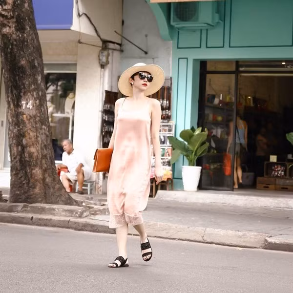 Tóc Tiên xuống phố trong thiết kế đầm hai dây (slipdress) màu hồng phớt điệu đà.