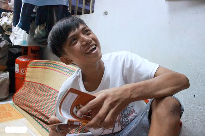 Đón tiếp chúng tôi là chàng trai có làn da ngăm, nụ cười thân thiện thường trực trên môi. Hỏi chuyện, Beo cho biết, mình tên Nguyễn Bá Cường, sinh năm 1997. Hiện em sinh sống cùng bố mẹ và em trai tại chung cư Nguyễn Thiện Thuật, quận 3, TP HCM. Cường tâm sự: "Bố em làm nhạc công cho đám cưới, thu nhập không ổn định. Mẹ sang ngoại lo cho bà bị bệnh mấy năm nay, tối mới về nhà. Hàng ngày, ba bố con đùm bọc nhau mà sống, nhưng em vẫn cảm thấy hạnh phúc vì mình có thể đi làm kiếm tiền phụ giúp gia đình".