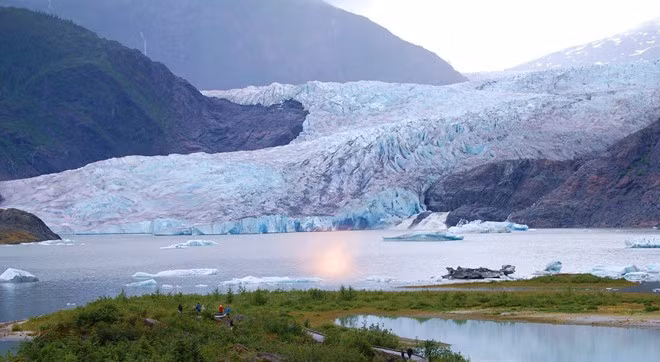 6. Sông băng tan - hang băng Mendenhall, Alaska, Mỹ: Nằm cách Juneau chưa đầy 20 km, thuộc rừng quốc gia Tongass, sông băng Mendenhall hình thành từ khoảng 3.000 năm trước và ngừng mở rộng vào giữa thế kỷ 18. Ảnh: Tophdgallery.