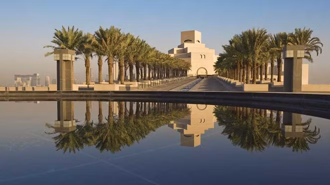 9. Thánh địa Mecca của nghệ thuật Hồi giáo: Bảo tàng nghệ thuật Hồi giáo, Qatar: Bộ sưu tập lớn nhất về các tác phẩm nghệ thuật đạo Hồi, tử vải dệt, bản thảo, đồ kim loại, đồ gỗ, trang sức, thủy tinh... được trưng bày ở Bảo tàng nghệ thuật Hồi giáo tại Doha, Qatar. Ảnh: E-architect.