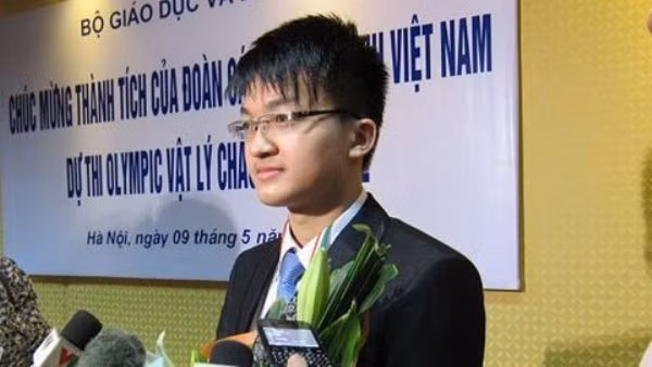Chủ nhân huy chương vàng Olympic Vật lý châu Á, huy chương bạc Olympic Vật lý quốc tế 2012 vừa nhận học bổng 240.000 USD của Học viện Công nghệ Massachusetts (MIT).