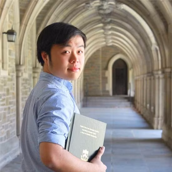 Châu Thanh Vũ (SN 1992, Phan Rang, Ninh Thuận) tốt nghiệp Đại học Princeton, bang New Jersey, Mỹ với tấm bằng danh giá. Sau khi được nhận tấm bằng đại học danh giá với luận văn tốt nghiệp xuất sắc nhất, chàng trai quê Ninh Thuận sẵn sàng cho khóa học tiến sĩ tại Đại học Harvard.