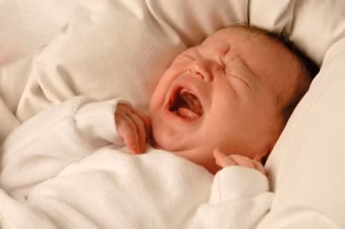 Hiện tượng này chủ yếu được biểu hiện thông qua việc ngáy, nghiến răng, dễ bị tỉnh giấc, khó thở khi ngủ...