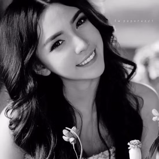 Du Dương sở hữu gương mặt thanh thoát và nụ cười cuốn hút.