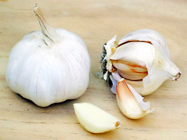 Tỏi: Tỏi làm giảm cholesterol một cách khiêm tốn, nhưng nó lại giúp làm loãng máu, giảm sự hình thành các cục máu đông và nguy cơ đau tim và đột quỵ.