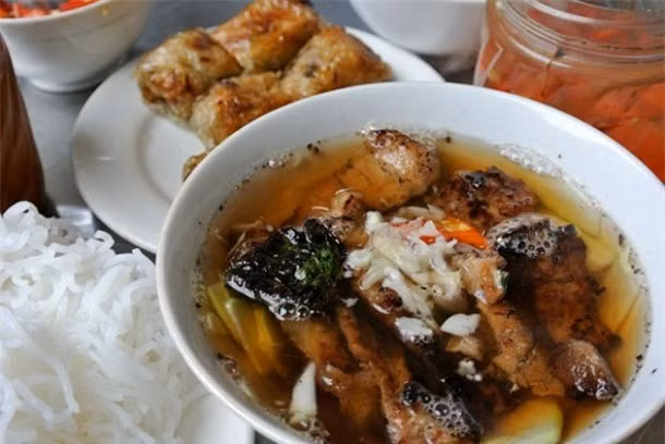 Những miếng thịt tươi ngon được lựa chọn cẩn thận, tẩm ướp rồi nướng trên than hoa. Chả nướng chín tới vàng ruộm, thơm lừng ăn kèm bún rối và nước chấm với bí quyết riêng tạo nên một tổng thể hài hoà có thể làm siêu lòng bất cứ vị thực khách nào.