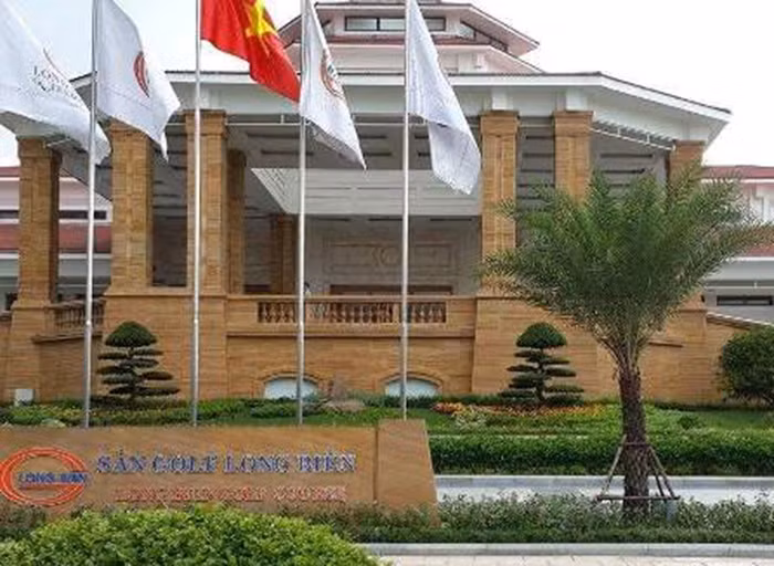 Ngoài ra, chủ đầu tư còn nhiều sai phạm khác nữa trong quá trình xây dựng như tại thời điểm kiểm tra, công trình chưa trang bị thiết bị phòng cháy chữa cháy (bình cứu hỏa); chưa có màn che, rào chắn công trình; chưa có biển báo nguy hiểm, biển báo an toàn tại nơi nguy hiểm (tại vị trí hố sâu). Đồng thời, chưa có nội quy vận hành máy móc và chưa xuất trình được các loại bảo hiểm theo quy định. Ảnh: GDVN.