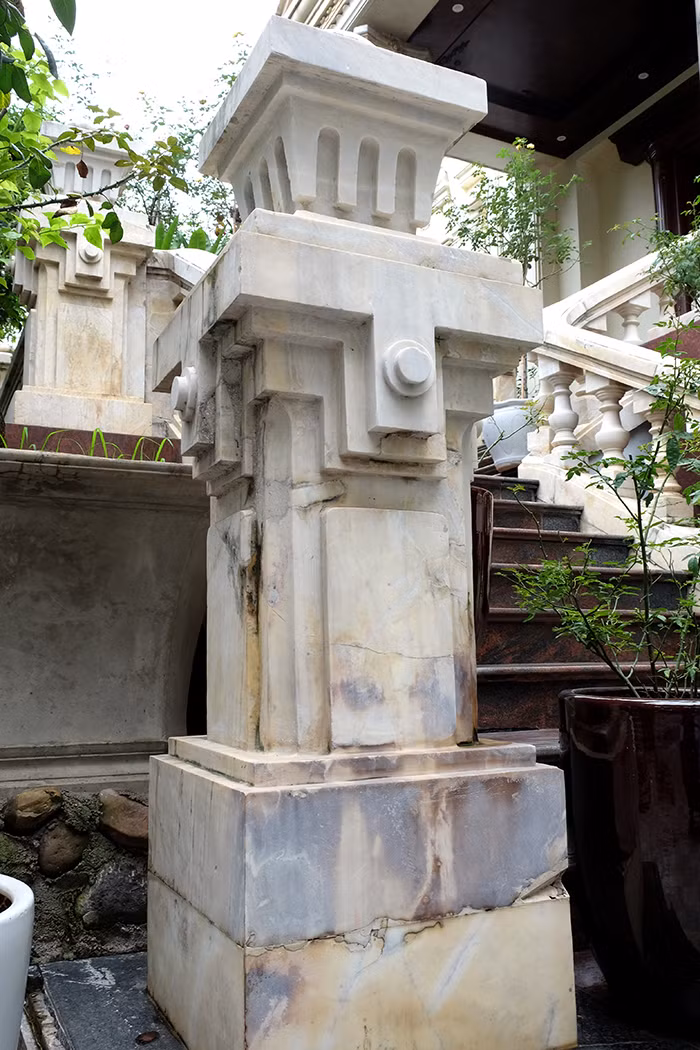 Trụ lan can được làm từ đá tự nhiên nguyên khối và được tạo tác công phu.