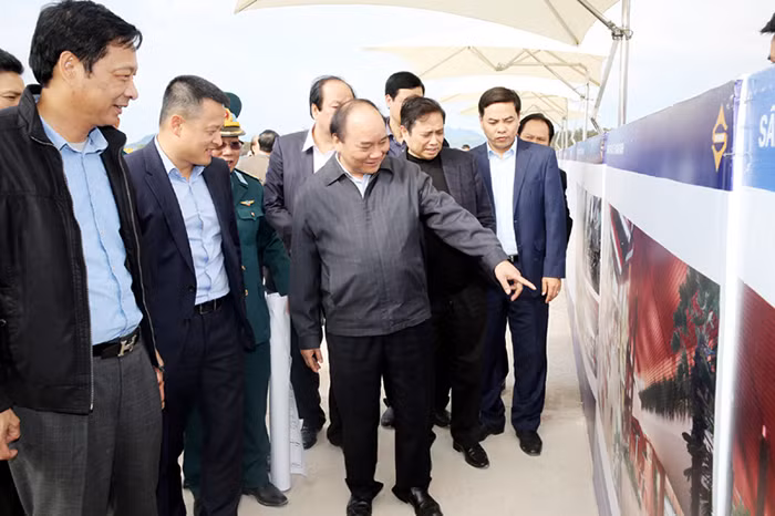 Lãnh đạo Quảng Ninh cũng kiến nghị, Chính phủ cần sớm ban hành nghị định về kinh doanh casino, trong đó quy định rõ thí điểm cho người Việt Nam được vào chơi, để góp phần thu hút đầu tư vào Vân Đồn - nơi có dự án nghỉ dưỡng giải trí cao cấp dự kiến bao gồm casino. Ảnh: Thủ tướng thị sát Khu dịch vụ, du lịch phức hợp cao cấp có casino tại Vân Đồn. Nguồn: Báo Quảng Ninh.