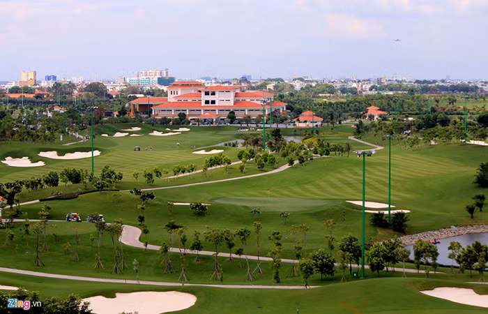 Sân golf và dịch vụ Tân Sơn Nhất nằm ở phía Bắc sân bay Tân Sơn Nhất, được xây dựng trên diện tích 157,2ha (vốn là đất do Bộ Quốc phòng quản lý) với số vốn đầu tư lên tới gần 5.500 tỷ đồng. Ngoài sân golf tiêu chuẩn quốc tế, chủ đầu tư còn xây dựng các hạng mục công trình khác như trường học, nhà hàng khách sạn, căn hộ - biệt thự. Ảnh: Zing.vn 