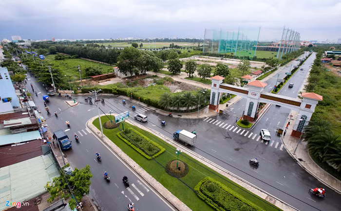 Nhiều chuyên gia hàng không cho rằng, việc thu hồi sân golf và dịch vụ Tân Sơn Nhất để xây dựng thêm được băng là giải pháp tối ưu nhất để giảm thiểu sự quá tải sân bay Tân Sơn Nhất. Ảnh: Cổng sân golf Tân Sơn Nhất. Nguồn: Zing.vn