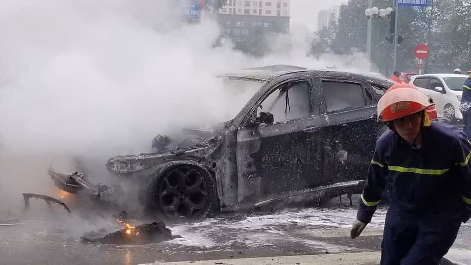  BMW X6 bốc cháy khi đang đi trên đường: Trưa 9/2, ô tô BMW X6 đang lưu thông qua ngã tư Tố Hữu - Lương Thế Vinh (thuộc địa bàn quận Nam Từ Liêm, Hà Nội) bất ngờ bốc cháy. Ngọn lửa bốc lên từ phần đầu xe rồi lan ra phía sau. Ngọn lửa đã bao trùm toàn bộ phần nửa trước của chiếc xe. Rất may là không có thương vong về người trong vụ tai nạn này.