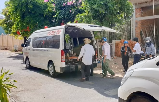 Vụ tai nạn làm anh Nguyễn Tài Sý (50 tuổi) bị gãy hở xương cánh tay và 2 cẳng tay, Trần Minh Phương (52 tuổi) bị nứt xương sườn số 2 và có vết thương ở đầu, Phan Ngọc Chỉnh (48 tuổi) có vết thương cột sống cổ và anh Nguyễn Bá Lương (49 tuổi, trú tại xã Hòa Quang Bắc, huyện Phú Hòa) bị vỡ xương gót. 