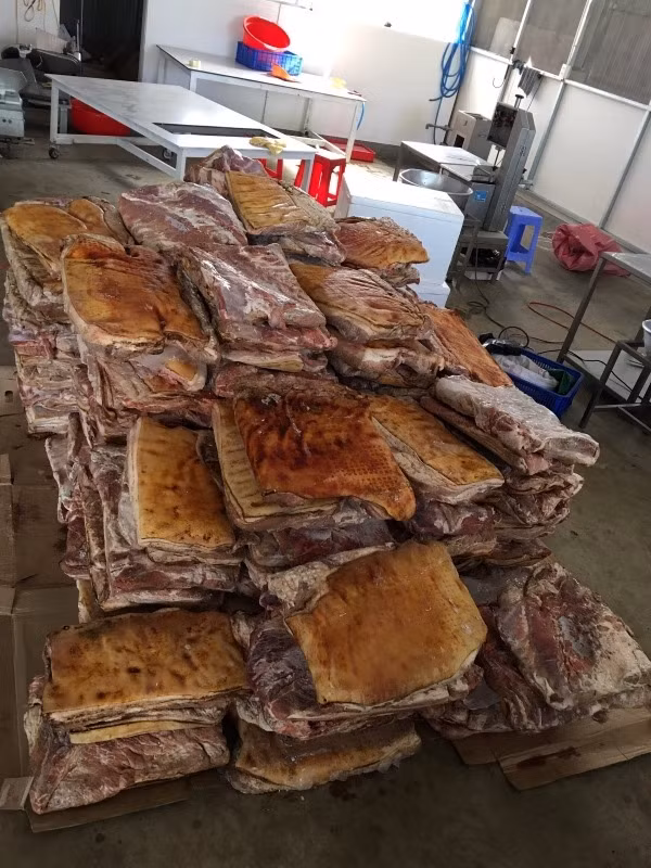  Phát hiện hơn 1,4 tấn thịt heo đông lạnh không rõ nguồn gốc: Ngày 2/2, Công an huyện Đức Trọng đã phối hợp với Phòng Cảnh sát điều tra tội phạm về môi trường Công an tỉnh Lâm Đồng bắt quả tang Công ty TNHH thực phẩm đông lạnh xuất nhập khẩu Phú Đặng Gia Thịnh (địa chỉ tại TT Liên Nghĩa, huyện Đức Trọng), kinh doanh thực phẩm không rõ nguồn gốc, xuất xứ. Có 1.465kg thịt heo đông lạnh, không có dấu kiểm dịch của cơ quan chức năng.