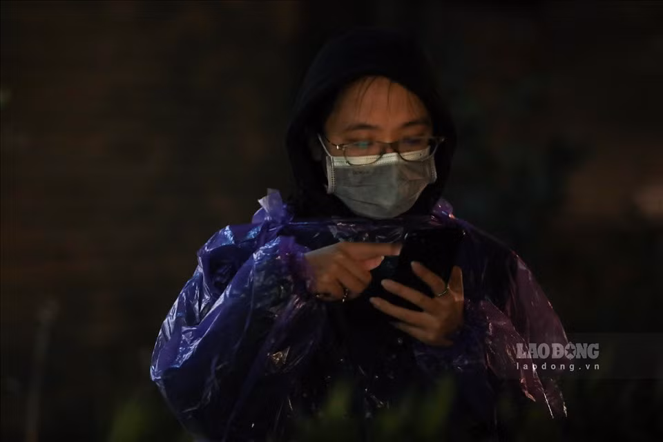 Chị Q. (Nhân viên dịch vụ tầng M) cho hay: “Sau khi khai báo y tế và lịch trình mình được về nhà trong chiều (4/2). Nhận được thông báo mình nằm trong diện phải xét nghiệm COVID-19 nên mình đến xét nghiệm luôn. Theo như mình biết, nếu âm tính mình sẽ tiếp tục cách ly ở nhà“. (Ảnh: Lao Động)