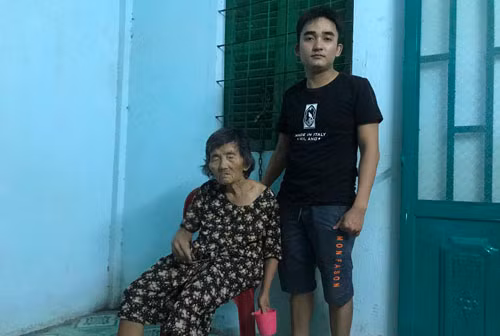 Hàng chục năm qua, cậu thanh niên 21 tuổi là trụ cột gia đình chăm lo cho bà ngoại già yếu, trong khi mẹ thất lạc vì bệnh tâm thần.