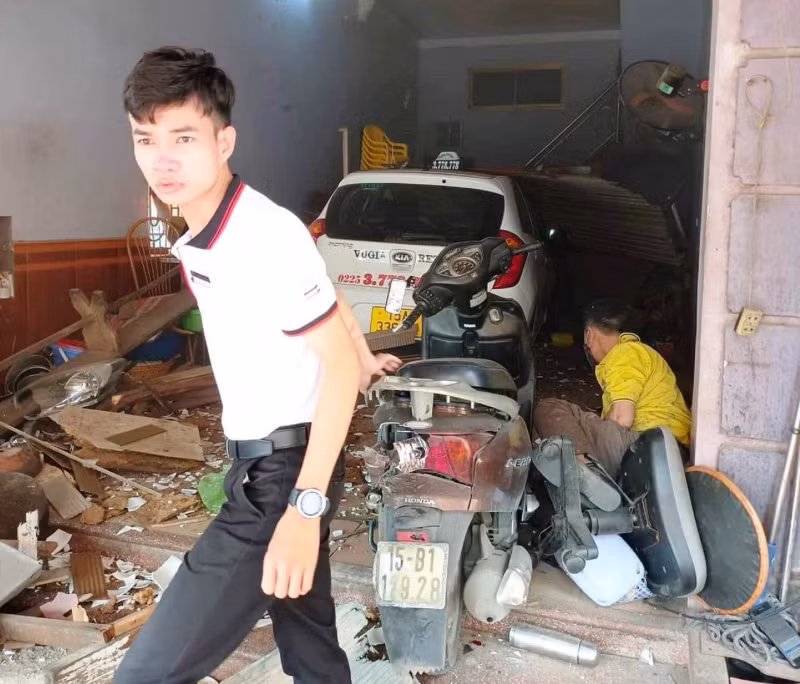 Trong quá trình quay đầu đón khách tại khu vực trên, đã bất ngờ mất kiểm soát đâm sập cửa cuốn, lao thẳng vào trong nhà số 2 đường 208, thị trấn An Dương, huyện An Dương