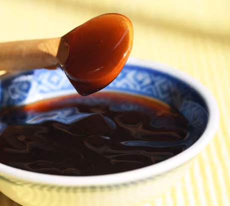 Sốt dầu hào được chế biến từ dầu hào, xì dầu, nước, dầu ăn và tỏi. Sau khi phi thơm tỏi, cho dầu hào, xì dầu, nước vào khuấy đều, nêm gia vị vừa miệng. Ảnh: Red Lantern.
