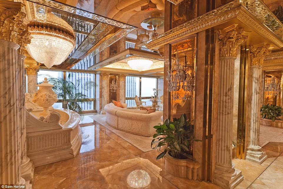 Điều kiện tiên quyết cho phong thủy phòng khách là đủ ánh sáng. Vì vậy ông Donald Trump hạn chế tối đa việc bày biện những chậu hoa trên bậu cửa sổ. Ảnh: Dailymail.