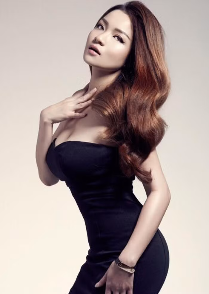  Thủy Top "siêu vòng 1" tên thật Huỳnh Minh Thủy, là một trong những hot girl đời đầu nổi tiếng Hà Thành. Dấn thân vào showbiz, mỹ nhân sinh năm 1989 mang tới hình ảnh mới lạ, chuộng cách ăn mặc gợi cảm. Cô được xem là người tiên phong trong trào lưu “sexy girl” ở Việt Nam.