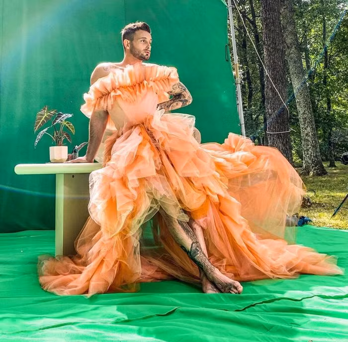Nico Tortorella táo bạo trong chiếc đầm màu cam chất liệu voan sặc sỡ.