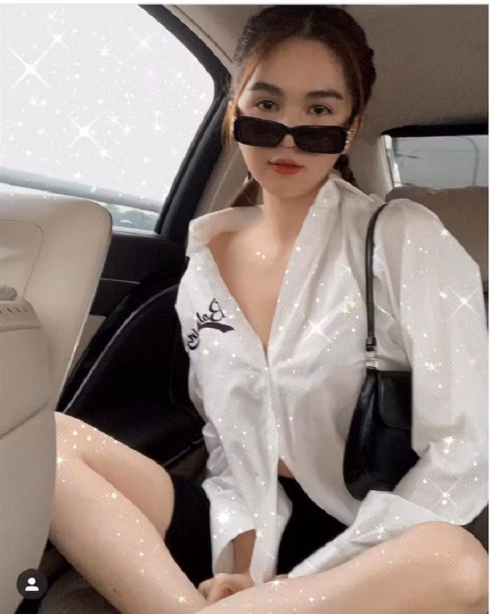 Tạo dáng nhí nhảnh, Ngọc Trinh khiến dân tình không khỏi xuýt xoa bởi dù ở tuổi 31 nhưng người đẹp vẫn sở hữu làn da trắng mịn không tì vết, không có bất kỳ nếp nhăn nào.