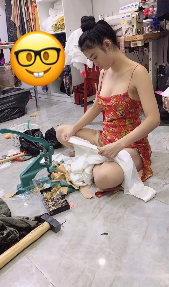 Ngoài việc ăn mặc sexy khi làm mẫu thời trang, “hoa hậu ăn chơi nhất Sài Thành” còn rất chịu hở trong váy áo hàng ngày.