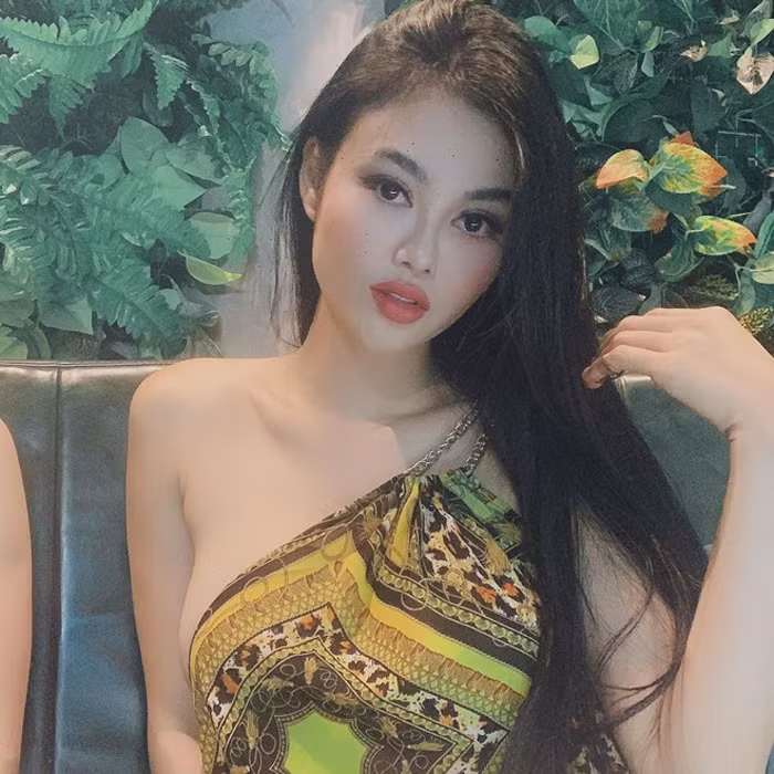 Julia Hồ (tên thật Hồ Thúy Anh) đăng quang Hoa hậu Việt Nam Hoàn cầu 2012. Sau khi giành được vương miện, loạt ảnh "chơi bời" trong quá khứ của cô xuất hiện tràn lan trên mạng khiến nhiều người chú ý. Biệt danh "Hot girl ăn chơi", "Hoa hậu ăn chơi" cũng xuất phát từ ồn ào này.
