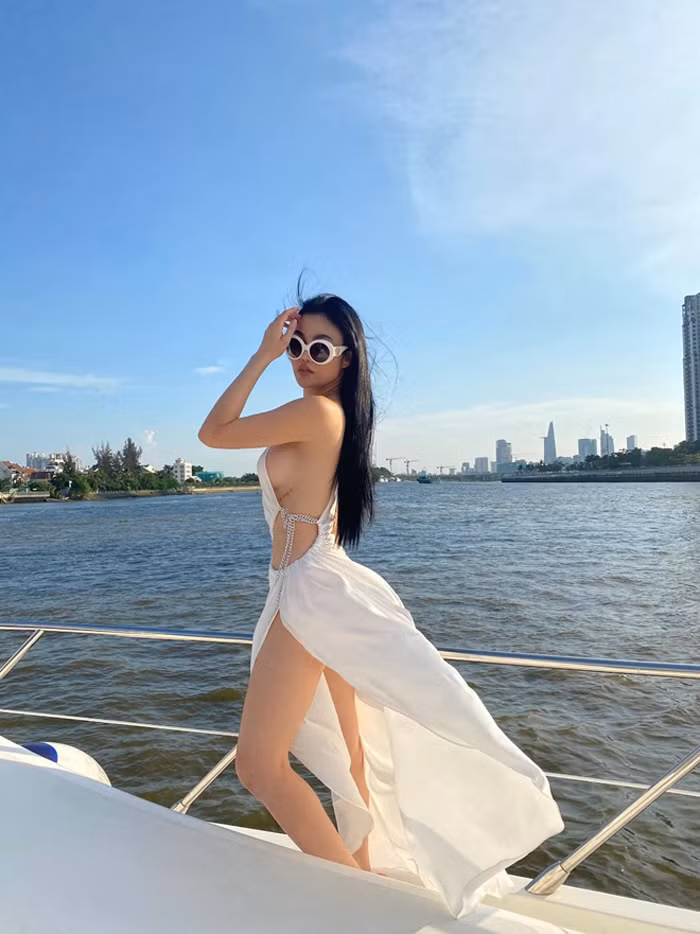 Ăn mặc táo bạo, không ít người quan tâm cho rằng Julia Hồ đang khoe thân quá đà. Ảnh: FBNV.